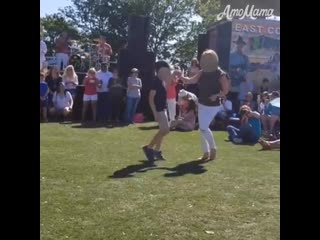 Amomama france un garçon et sa mère exécutent une superbe danse lors dune compétition