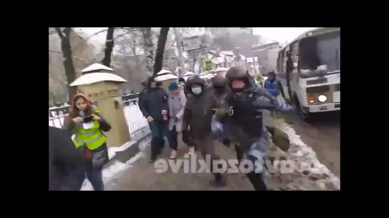 Тех кто остался возле матроской тишины задерживают без разбора в ведь всех свиней предупреждали!