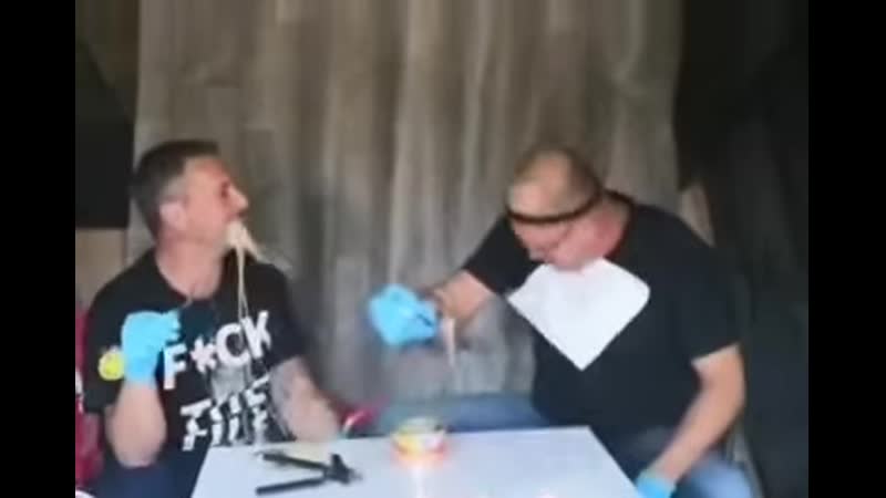 Ребята едят сюрстрёмминг (surströmming) тухлую селедку