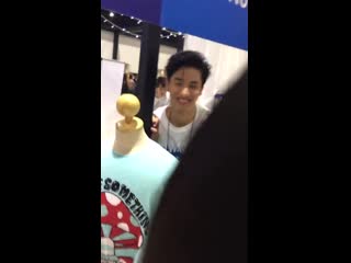 Тэй пртянул руку фанатке хдд