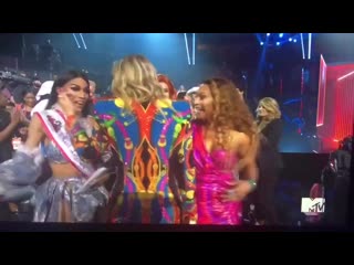 John travolta mistook jade jolie for tpornr swift when handing over the award for ‘video of the year ’