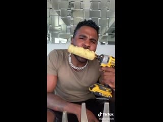 Meu deus! o cantor jason derulo quebrou os dois dentes da frente fazendo o desafio do milh