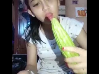 Gadis cantik makan sayur pare