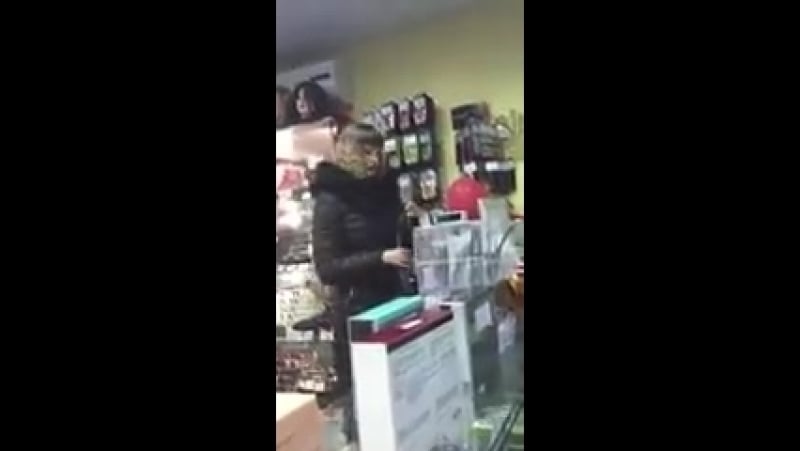 Грязно ругается матом и кидает понты