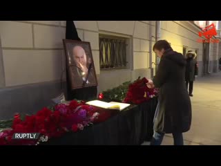 Долбоёбы несут цветы к зданию мэрии в память о том, как их ебли изымая последнее (11 12 2019}