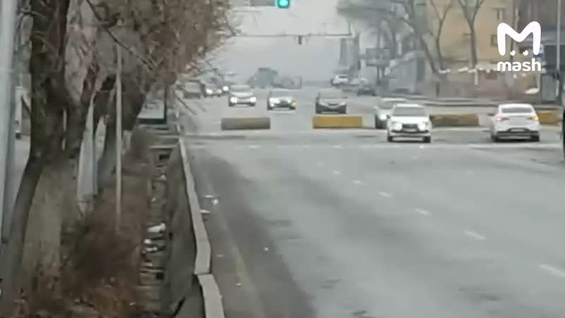 Алма ата сейчас улицы патрулируют военные, идёт "зачистка" солдаты стреляют в воздух