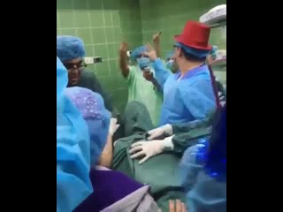 Бедный малыш, аж вылетел!