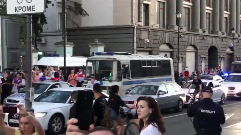 Белорусы у посольства в москве 9 августа