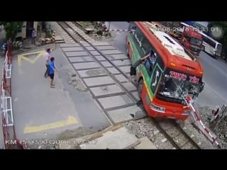 Пишут, что уворачивался от мотоциклиста пострадавших нет вьетнам (vhs video)