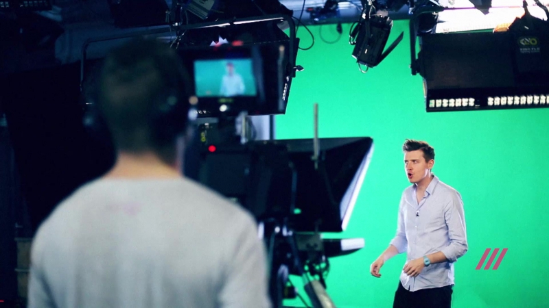 Денис катаев готовится к выступлению группы «мумий тролль»