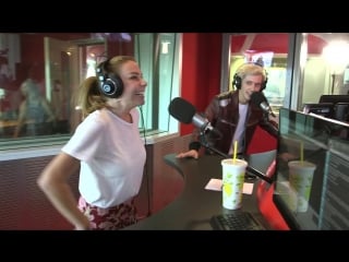 Troye sivan smashes kate ritchie in quick draw!