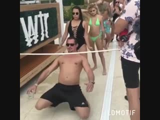 Порвался купальник))