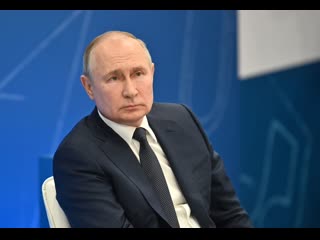 En direct poutine participe à une conférence de presse