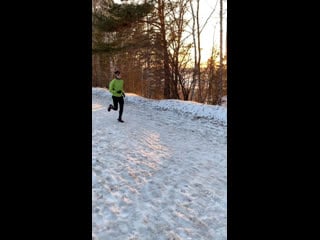 Тренироа в горку с красивым закатом за спиной