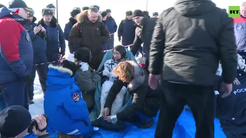 «роскосмос» опубликовал видео приземления космонавтов, вернувшихся с мкс