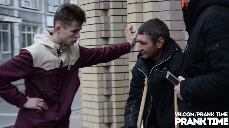 Подарили костыли they gave a crutch tears of joy homeless