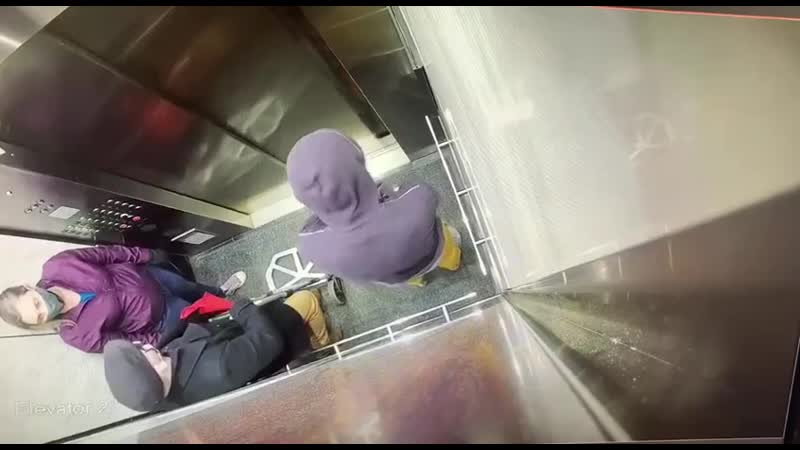 Парень снял маску и разинул рот на дедулю в лифте, но тот шутки не понял и собирается дожить до 100