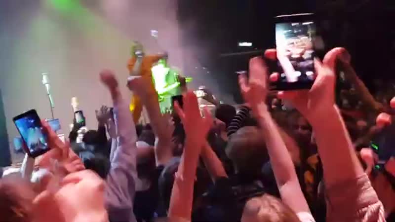 Тупые молодые дебилы все таки притащили свой обоссанный форс на концерт тессы вайолет