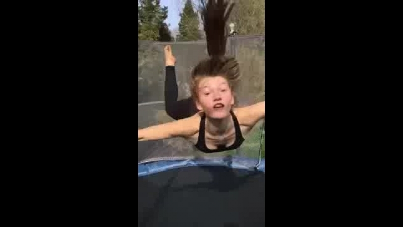 Дурёха обоссалась в прыжке