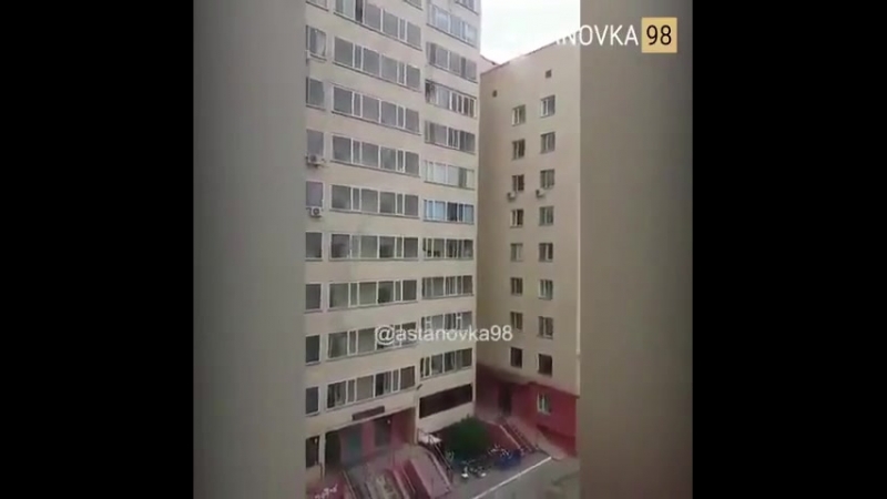 В астане парень поймал ребёнка, упавшего с десятого этажа