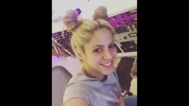 Интим фото раздетой Шакиры. Голая Шакира (Shakira) показывает свои прелести