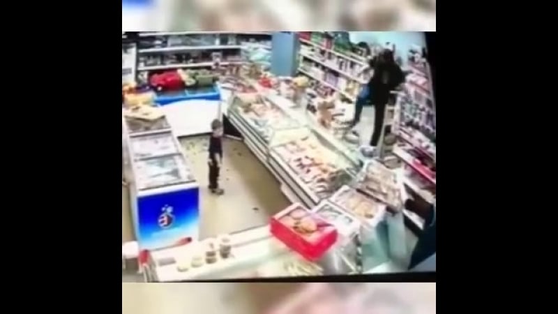 Обезумевшая яжмать разнесла магазин в подмосковном жуковском после замечания продавщицы об оплате товара