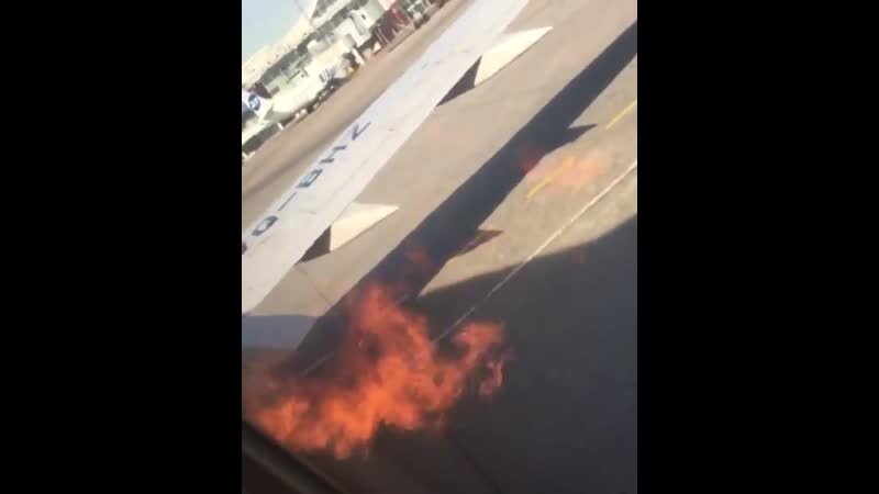 Во внуково пассажиров самолета напугал «пылающий двигатель»