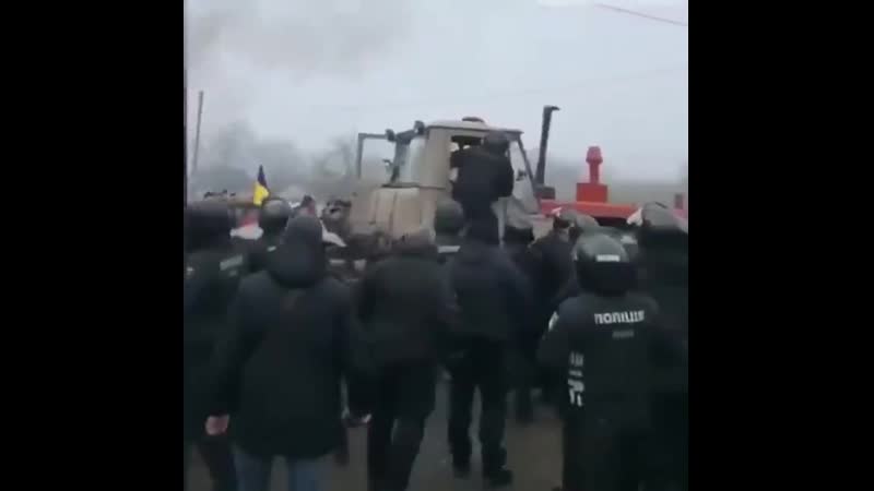 Украинцы встречают земляков из ухани