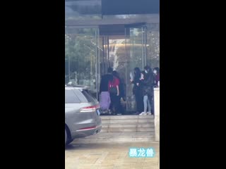 Victoria going to the hotel after weibo night red carpet (210228)