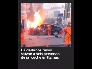Transeúntes rusos arriesgan su vida para salvar a los ocupantes de un coche en llamas