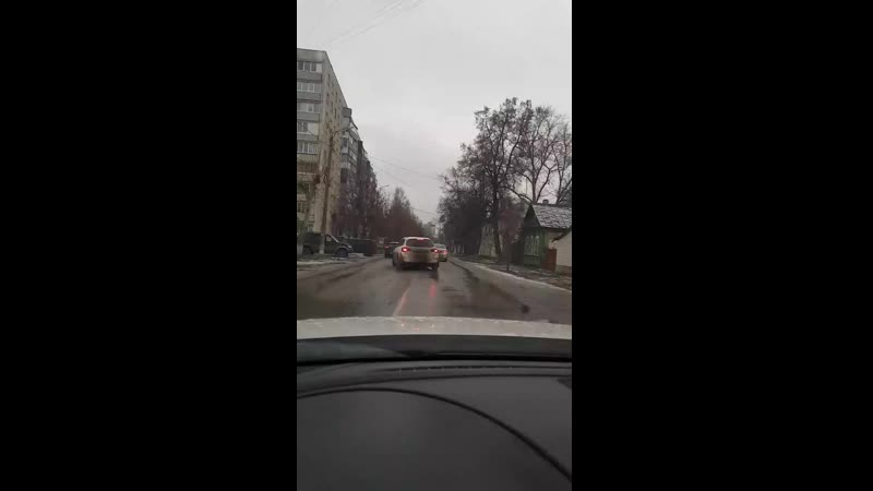 Голая женщина бегает по улице в орле