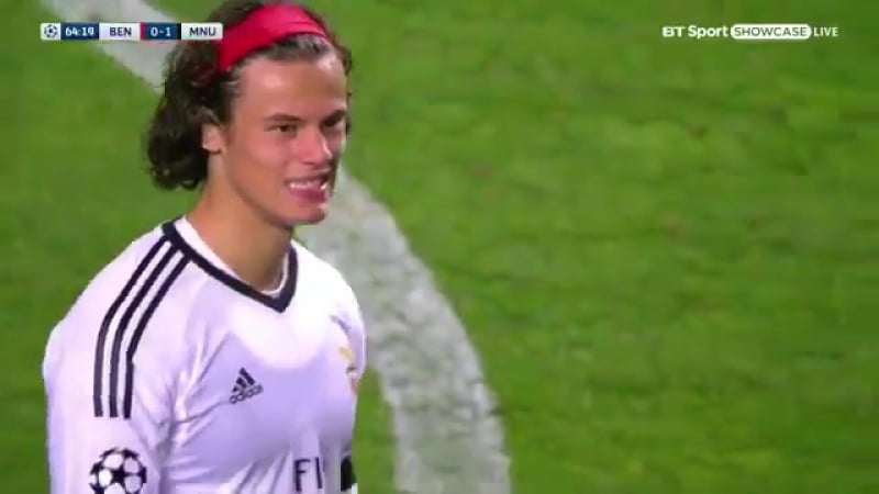 Ошибка вратаря в матче "бенфика" "мю"