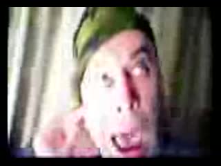 Маньяк трахает свои уши мужик ебёт пальцами ( членом ) своё ухо, у мужика недотрах ( не порно )