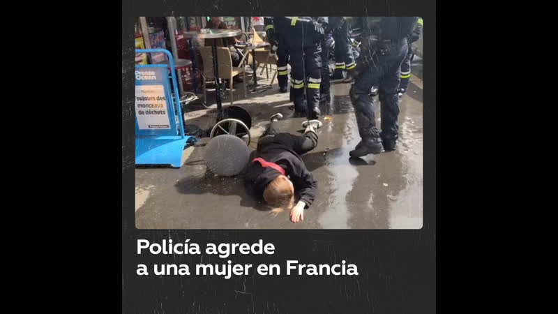 Policías agreden a una mujer durante las protestas en francia