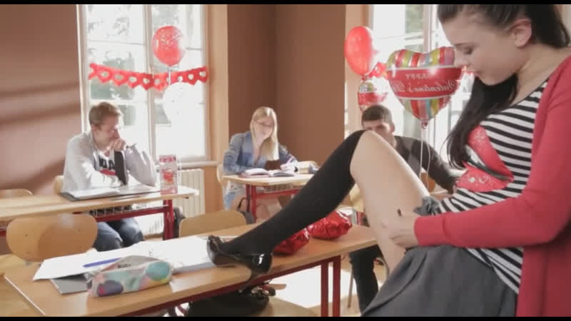 Две подруги ублажают однокурсников в перерыве между парами )