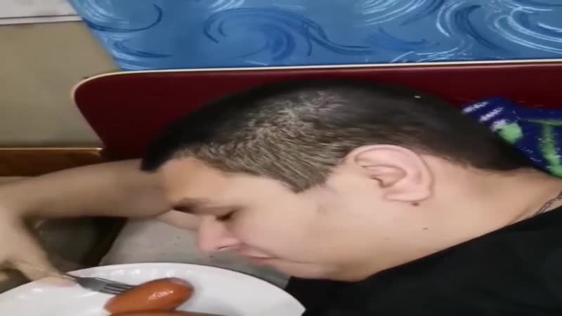 Руслан гительман кушает сардельки