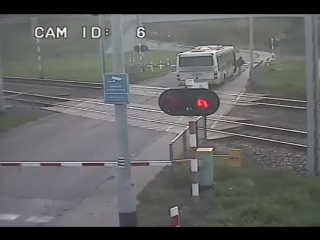 Idiota wjechał na tory i machał do maszynisty pendolino