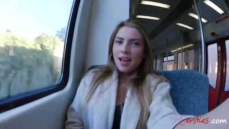 Девушка мастурбирует в метро - видео