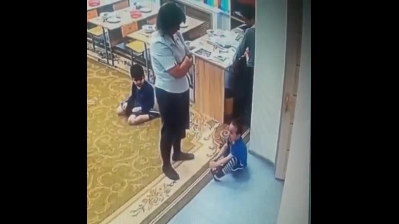 Воспитательница молодые сада избивает и издевается над ребёнком с задержкой в развитии атырау, казахстан