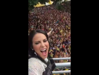 Alinne rosa agita pré carnaval na savassi em bh