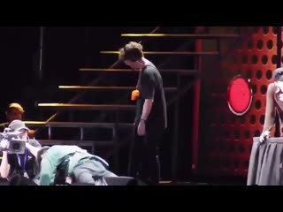 I wonder if jiyong really not thinking dirty when he saw seunghyun like that