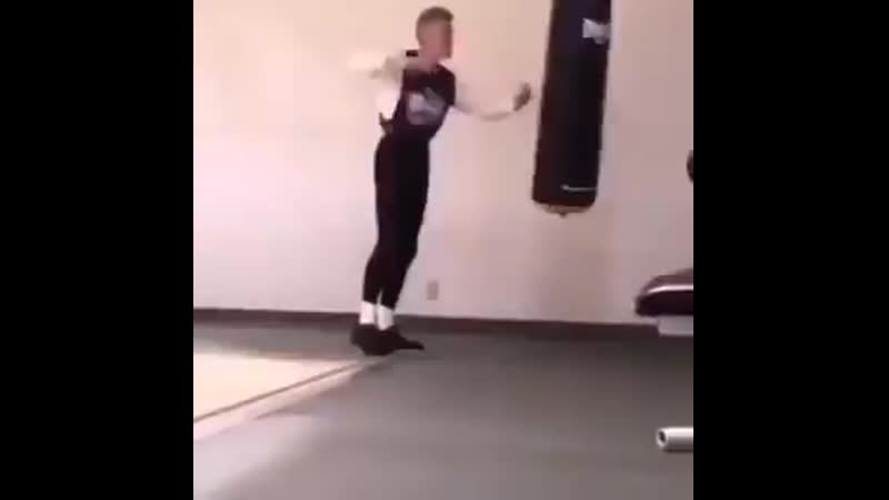 Юра дудь самоотверженно бьётся с ,конечно же,делать из этих