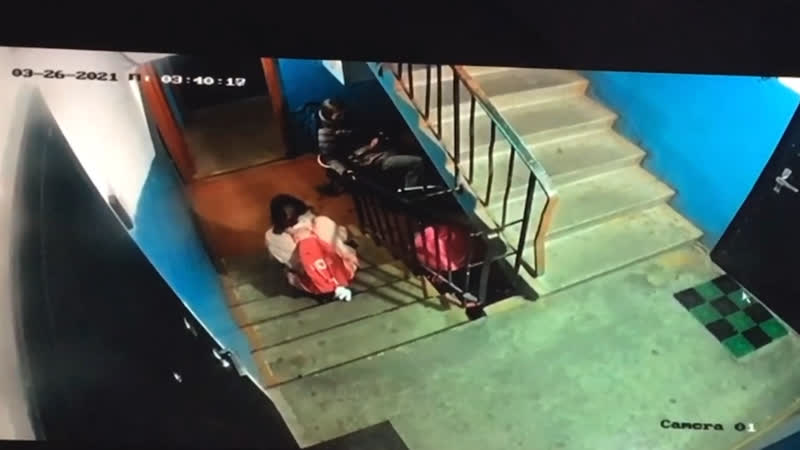 Две девочки курили и писали в подъезде, а потом украли коляску