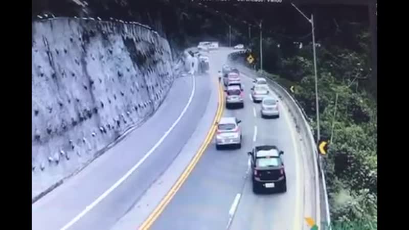 Бензовоз перевернулся