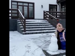 Настя лепит снеговиков