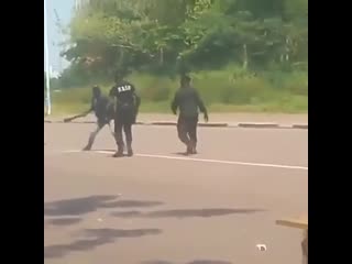 This is how police take down a machete wielding maniac without porn him