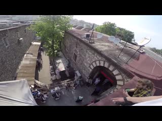 Bursa kapali çarşi çatilarinda parkour yapan gençler (pov parkour)