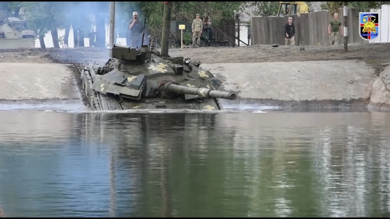 Український "булат" вперше за історію існування подолав водні перешкоди з зануренням