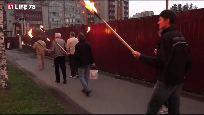 Жители проблемного старопарголовского квартала устроили факельное шествие