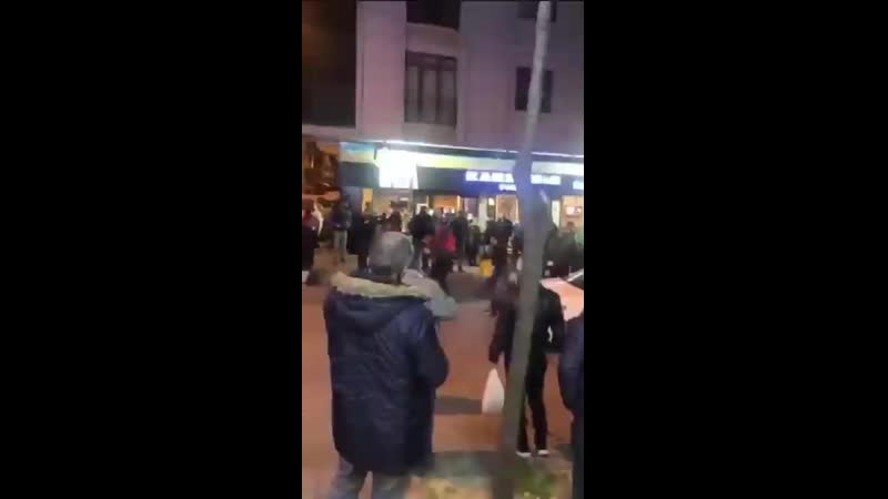 İstanbulda sokağa çikma yasağindan sonra ekmek sirasinda yapilan kavga (şok görüntüler!!!)(0) mp4